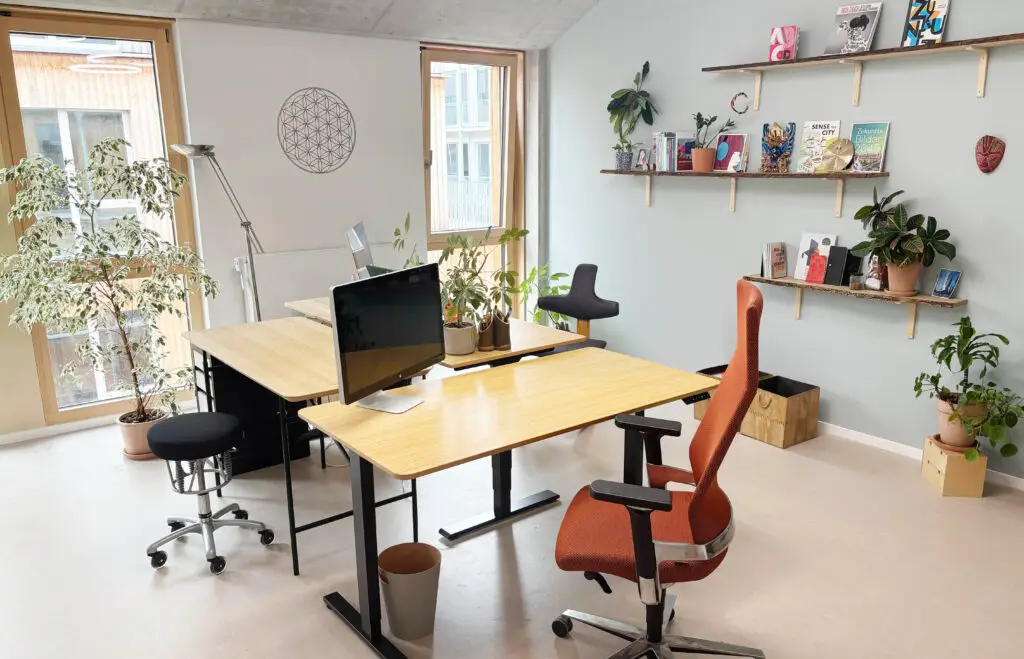 Büroansicht mit Tischen