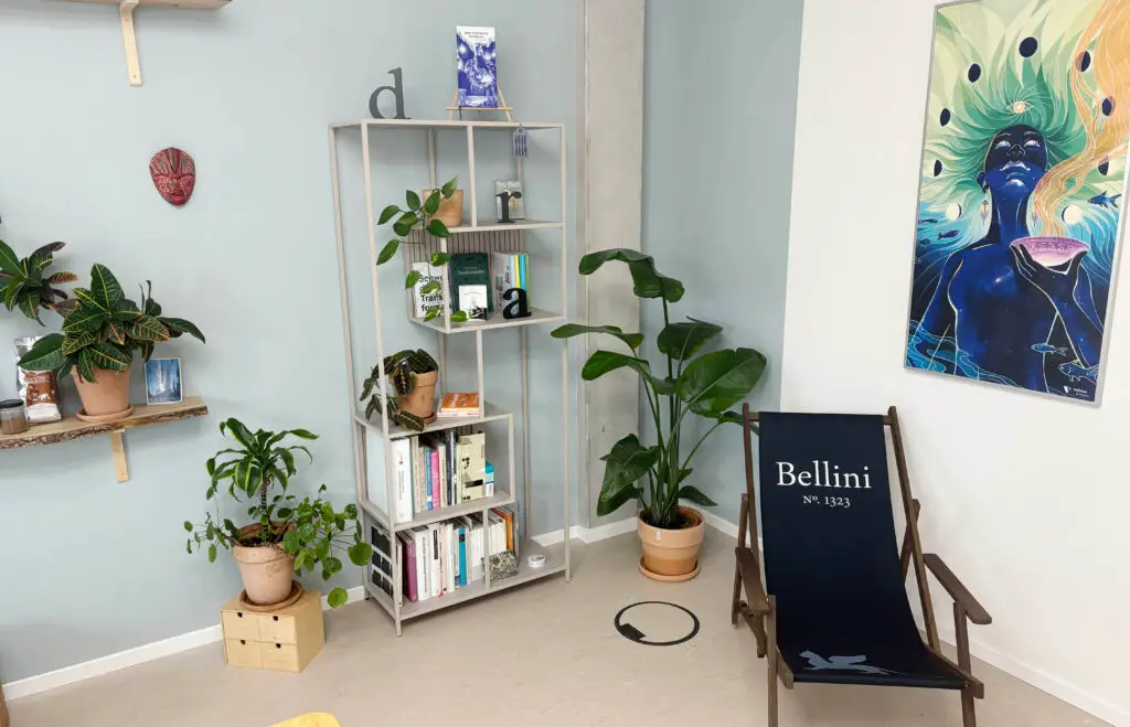 Büroansicht mit Bücherregal